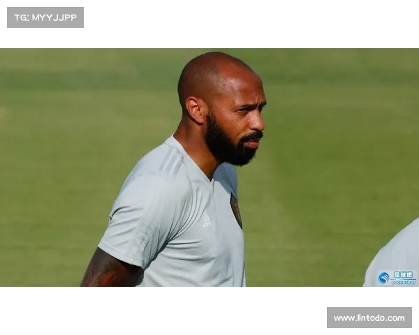 足球俱乐部引援交易策略分析与优化路径探索